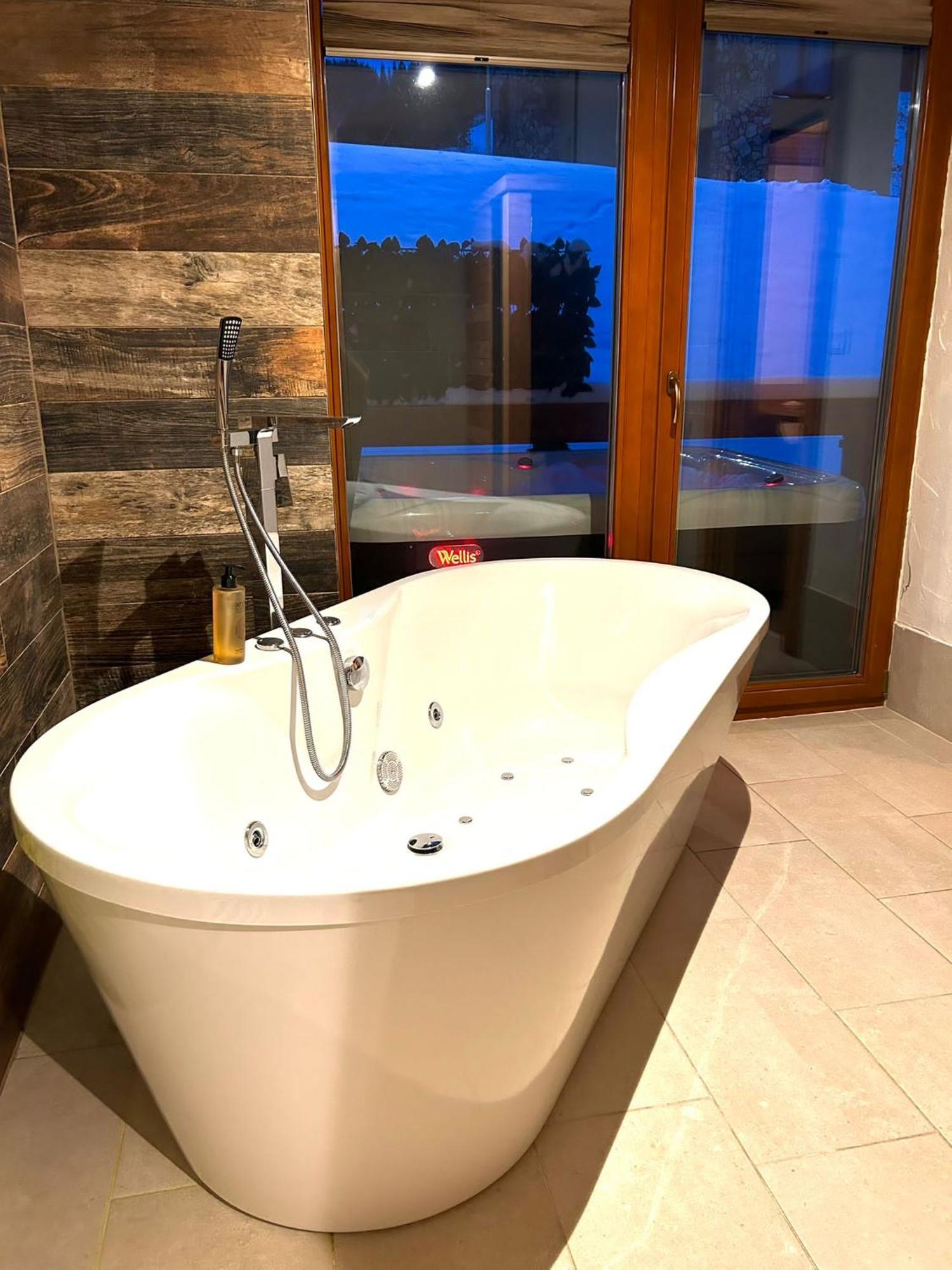 Chalet Jasna Wellness Apartment Maxim Jacuzzi & Sauna デマノブスカ・ドリーナ エクステリア 写真